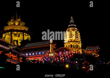 L'ITAM Air Kek Lok Si à Penang. Photo de nuit d'un temple bouddhiste décoré et illuminé pour le Nouvel An chinois. Banque D'Images