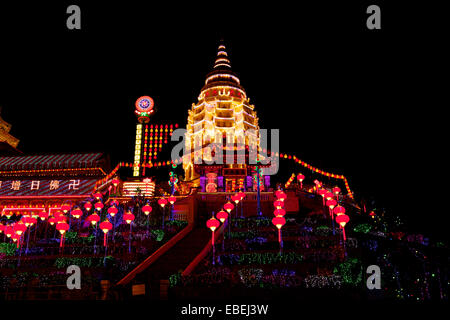 L'ITAM Air Kek Lok Si à Penang. Photo de nuit d'un temple bouddhiste décoré et illuminé pour le Nouvel An chinois. Banque D'Images