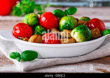 Des légumes grillés aubergines, choux de Bruxelles, Tomates Basilic Banque D'Images