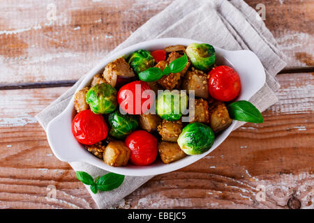 Des légumes grillés aubergines, choux de Bruxelles, Tomates Basilic Banque D'Images