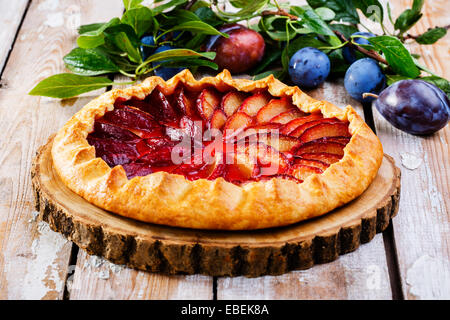 Gâteau aux prunes sur une surface en bois Banque D'Images