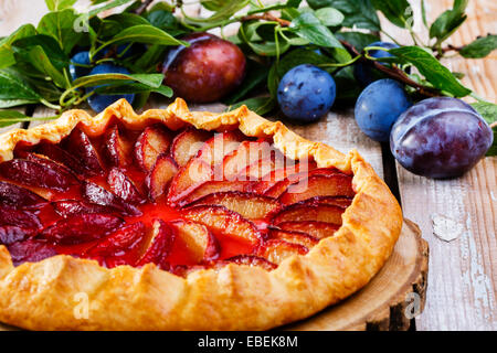 Gâteau aux prunes sur une surface en bois Banque D'Images