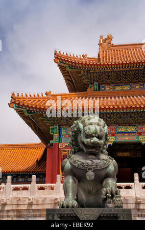 La Cité Interdite de Pékin : lion contre l'angle d'un toit. Banque D'Images