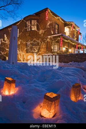 Farolitos et Chiaroscuro Gallery avec des lumières de Noël, Canyon Road "Farolito à pied" (veille de Noël), Santa Fe, Nouveau Mexique USA Banque D'Images