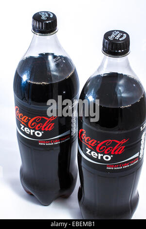 Deux bouteilles de coca cola zero sur fond blanc Banque D'Images