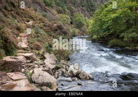 L'Afon (rivière) Glaslyn passe par le col de Beddgelert dans Aberglaslyn près de Snowdonia, le Nord du Pays de Galles. Banque D'Images