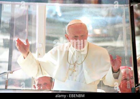Le Pape Jean Paul II les vagues de l'intérieur de la papamobile lors de sa visite le 8 octobre 1995 à Baltimore, Maryland. Banque D'Images