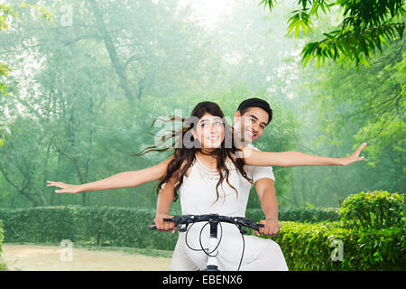 Couple marié indien Cycle Équitation parc Banque D'Images