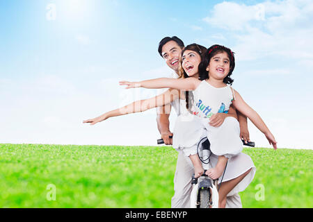 La famille indienne Cycle Équitation parc Banque D'Images