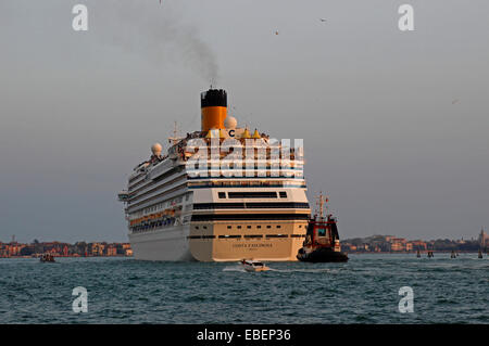 Venise Italie grand navire de croisière Costa Fascinosa laissant la lagune de Venise au coucher du soleil Banque D'Images