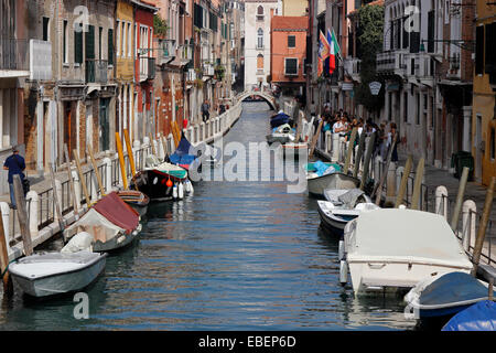 Venise Italie Guidecca bateaux colorés et se reflètent dans les bâtiments d'un canal Banque D'Images