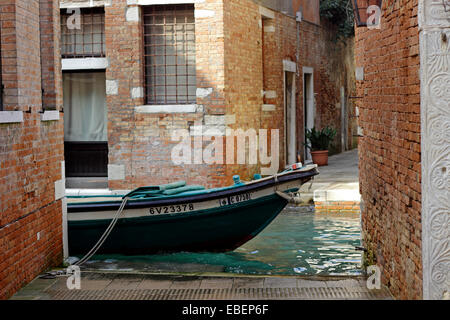 Venise Italie Guidecca bateaux colorés et se reflètent dans les bâtiments d'un canal Banque D'Images