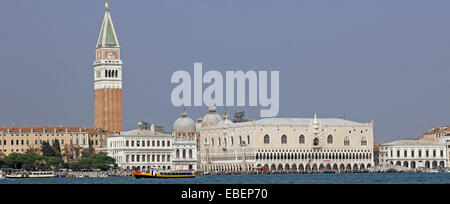 Italie Venise Piazza San Marco à partir de la lagune de Venise le Palais des Doges bateaux architecture Bibliothèque nationale Banque D'Images