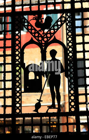Italie Venise architecture Murano silhouette de souffleur de verre sur la porte de fer Banque D'Images