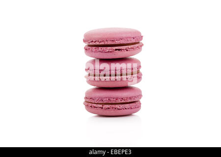 Trois macarons de couleur rouge isolé sur fond blanc Banque D'Images