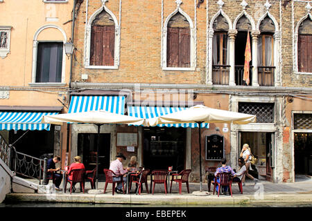 Murano Italie Venise un petit café le long d'un canal Banque D'Images