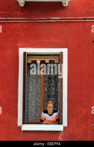 Murano Venise Italie femme âgée dans la fenêtre Banque D'Images
