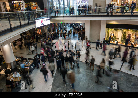 Manchester, UK. 29 novembre 2014. Les trains d'un grand nombre de ferries de shoppers dans Manchester comme ils ont la tête pour les marchés de Noël et l'animation du centre-ville commerces à Manchester Crédit : Gary Telford/Alamy live news Banque D'Images