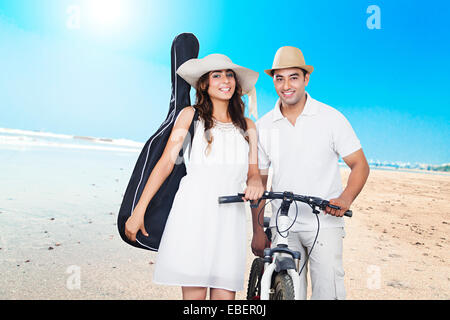 Couple marié indien goa beach Équitation Randonnée Banque D'Images
