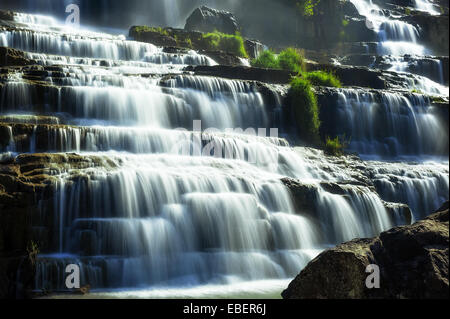 Paysage de forêt tropicale avec cascade Pongour. Da Lat, Viet Nam Banque D'Images