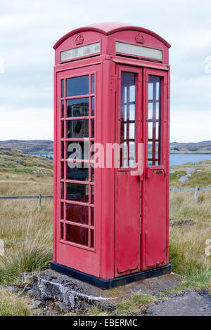 Style old fort, téléphone à côté de la B8059 sur l'île de Lewis, Hébrides extérieures, en Écosse. Banque D'Images