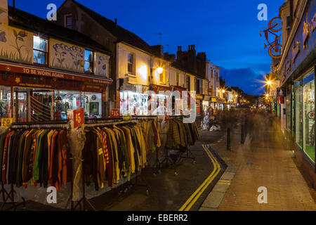 La nuit tombe sur la rue Sydney à Brighton, East Sussex, Angleterre. Banque D'Images