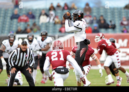 Philadelphie, Pennsylvanie, USA. 29 Nov, 2014. Cincinnati Bearcats wide receiver MEKALE MCKAY (2) va jusqu'à faire un saut sur les prises arrière défensif ALEX Temple Owls WELLS (21) lors de l'AAC match de football entre les Memphis Tigers et Temple Owls joué au Lincoln Financial Field à Philadelphie, PA. Cincinnati Temple battre 14-6. © Ken Inness/ZUMA/Alamy Fil Live News Banque D'Images