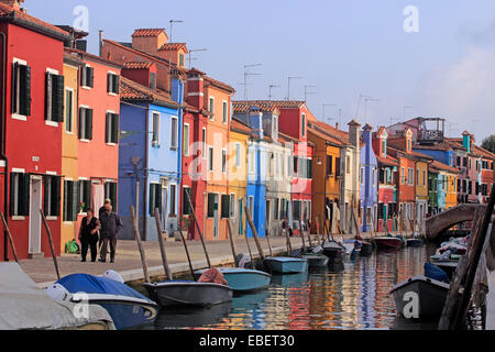 Burano Italie Venise réflexions maisons colorées le long des canaux de l'île Banque D'Images