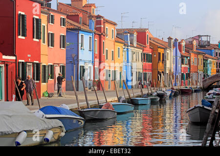 Burano Italie Venise réflexions maisons colorées le long des canaux de l'île Banque D'Images