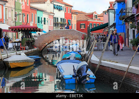 Burano Italie Venise réflexions maisons colorées le long des canaux de l'île Banque D'Images