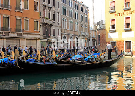 Italie Venise Piazza San Marco de nombreuses gondoles dans le Bacino Orseolo par marques St. Banque D'Images