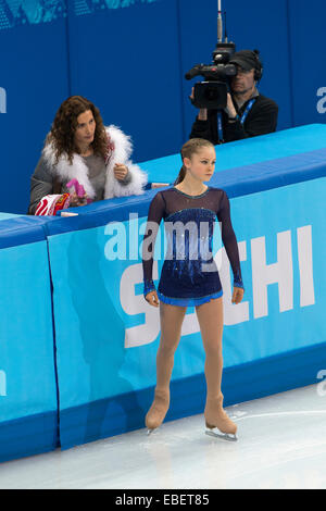 Yulia Lipnitskaya (RUS) et son entraîneur Eteri Tutberidze avant la compétition dans le patinage artistique Programme court à l'Oly Banque D'Images