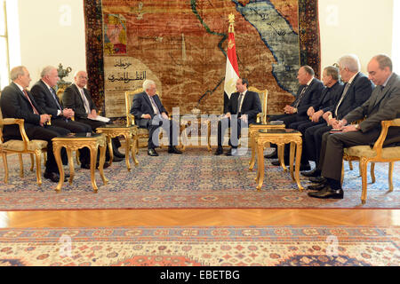 Le Caire, Égypte. 29 Nov, 2014. Le président égyptien, Abdel Fattah al-Sisi, R (au centre) rencontre avec le président palestinien Mahmoud Abbas (L, centre) au Caire, en Egypte, le 29 novembre, 2014. © extérieure/Xinhua/Alamy Live News Banque D'Images