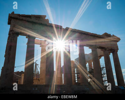 Le soleil se couche à travers les colonnes et le temple du Parthénon ruines Banque D'Images