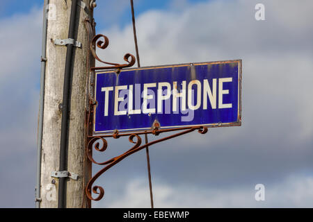 Téléphone ancien style abandonné Fort signe, par Marbhig sur l'île de Lewis, Hébrides extérieures, en Écosse. Banque D'Images