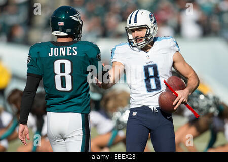 23 novembre 2014 : Tennessee Titans kicker Ryan Succop (8) serre la main avec les Philadelphia Eagles punter Donnie Jones (8) au cours de la NFL match entre les Tennessee Titans et les Philadelphia Eagles au Lincoln Financial Field à Philadelphie, Pennsylvanie. Les Philadelphia Eagles a gagné 43-24. Banque D'Images