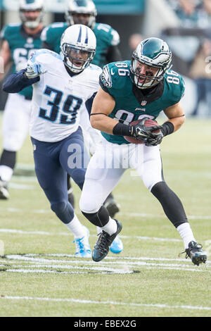 23 novembre 2014 : Philadelphia Eagles tight end Zach Ertz (86) dans l'action en tant que sûreté, l'Daimion Tennessee Titans Stafford (39) a le pouvoir d'après lui au cours de la NFL match entre les Tennessee Titans et les Philadelphia Eagles au Lincoln Financial Field à Philadelphie, Pennsylvanie. Les Philadelphia Eagles a gagné 43-24. Banque D'Images