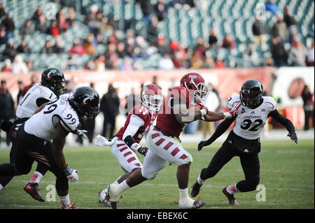 Philadelphie, Pennsylvanie, USA. 29 Nov, 2014. RB du Temple, KENNETH HARPER, (4) exécute la balle durant le match contre Cincinnati au Lincoln Financial Field à Philadelphie PA © Ricky Fitchett/ZUMA/Alamy Fil Live News Banque D'Images