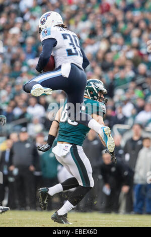 23 novembre 2014 : Tennessee Titans sécurité forte Daimion incepts Stafford (39) le ballon destiné aux Philadelphia Eagles tight end Zach Ertz (86) au cours de la NFL match entre les Tennessee Titans et les Philadelphia Eagles au Lincoln Financial Field à Philadelphie, Pennsylvanie. Les Philadelphia Eagles a gagné 43-24. Banque D'Images