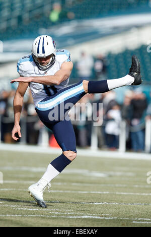 23 novembre 2014 : Tennessee Titans kicker Ryan Succop (8) perd en place avant le match de la NFL entre les Tennessee Titans et les Philadelphia Eagles au Lincoln Financial Field à Philadelphie, Pennsylvanie. Les Philadelphia Eagles a gagné 43-24. Banque D'Images