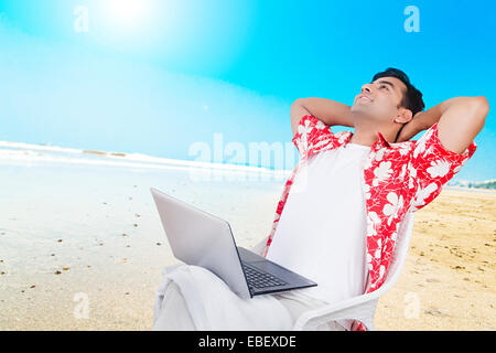 Plage de travail pour ordinateur portable homme indien Banque D'Images