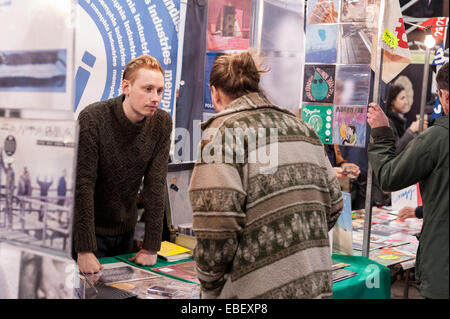 Londres, Royaume-Uni. 29 novembre, 2014. Un client parle de la musique avec un vendeur de vinyles à l'étiquette indépendante du marché. Crédit : Stephen Chung/Alamy Live News Banque D'Images