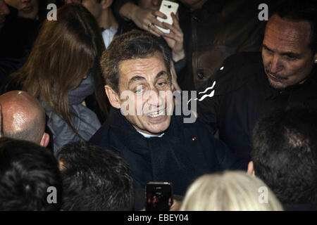 Paris, France. 29 Nov, 2014. L'ancien président français Nicolas Sarkozy (C) arrive à la siège de l'Union pour un Mouvement Populaire (UMP) à Paris, France, le 29 novembre, 2014. L'ancien président français Nicolas Sarkozy le samedi a remporté la course à la direction du parti conservateur en crise Union pour un Mouvement Populaire (UMP), une étape cruciale pour course à la présidence en 2017. © Laurent Elienne/Xinhua/Alamy Live News Banque D'Images