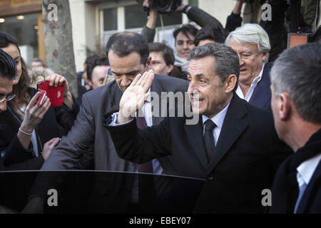 Paris, France. 29 Nov, 2014. L'ancien président français Nicolas Sarkozy jette son bulletin à Paris, France, le 29 novembre, 2014. L'ancien président français Nicolas Sarkozy le samedi a remporté la course à la direction du parti conservateur en crise Union pour un Mouvement Populaire (UMP), une étape cruciale pour course à la présidence en 2017. © Laurent Elienne/Xinhua/Alamy Live News Banque D'Images