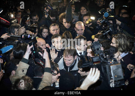 Paris, France. 29 Nov, 2014. L'ancien président français Nicolas Sarkozy (C) arrive à la siège de l'Union pour un Mouvement Populaire (UMP) à Paris, France, le 29 novembre, 2014. L'ancien président français Nicolas Sarkozy le samedi a remporté la course à la direction du parti conservateur en crise Union pour un Mouvement Populaire (UMP), une étape cruciale pour course à la présidence en 2017. © Laurent Elienne/Xinhua/Alamy Live News Banque D'Images