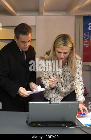 Paris, France. 29 Nov, 2014. L'ancien président français Nicolas Sarkozy (L) jette son bulletin à Paris, France, le 29 novembre, 2014. L'ancien président français Nicolas Sarkozy le samedi a remporté la course à la direction du parti conservateur en crise Union pour un Mouvement Populaire (UMP), une étape cruciale pour course à la présidence en 2017. © Laurent Elienne/Xinhua/Alamy Live News Banque D'Images