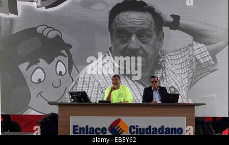 Quito, Equateur. 29 Nov, 2014. Le Président de l'équateur, Rafael Correa (L), prend part à son traditionnel 'lien' citoyen, à Quito, capitale de l'Équateur, le 29 novembre, 2014. Rafael Correa a exprimé sa Lamentation sur la perte de l'humoriste Mexicain Roberto Gomez Bolanos, connu sous le nom de 'Chespirito', qui est mort vendredi à l'âge de 85 ans dans la ville de Cancun, Qintana Roo état, sud-est du Mexique, selon la presse locale. © Santiago Armas/Xinhua/Alamy Live News Banque D'Images