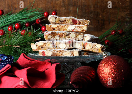 Pile de coupes de Noël traditionnels panforte de style italien rustique en gâteau aux fruits Banque D'Images