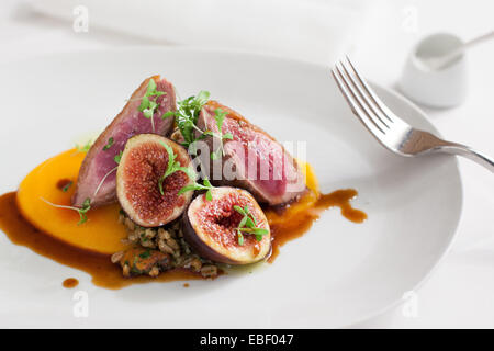 Canard et fig entree en restaurant haut de gamme Banque D'Images