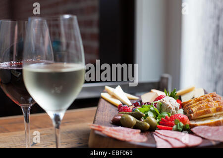 Verre de vin blanc et rouge avec une assiette de charcuterie Banque D'Images